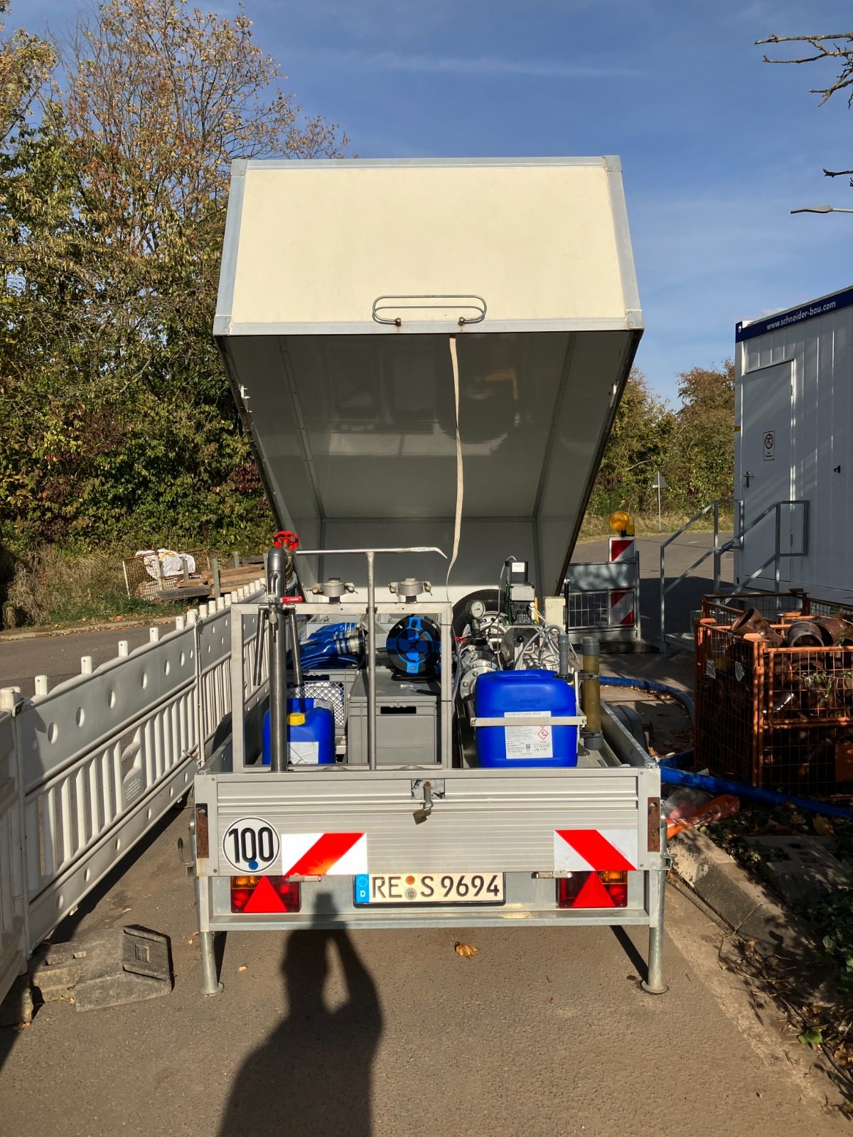 Mobile Desinfektionsanlage mit Chemikalien-Behältern für Einsatz vor Ort