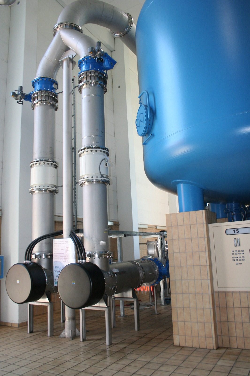 Anlage im Wasserwerk mit Druckbehälter und Rohrleitungen